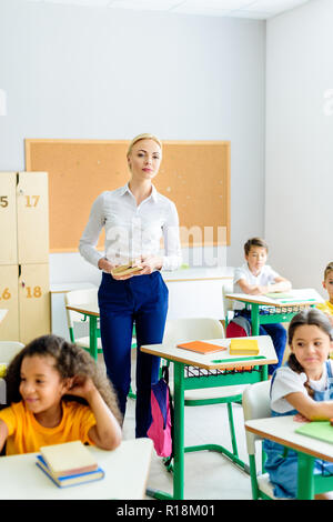 Belles balades d'enseignants par classe avec des enfants heureux Banque D'Images