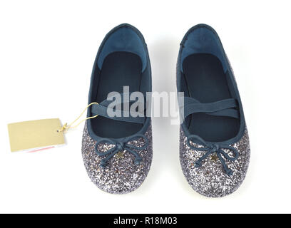 Silver Blue Shimmer ballerine chaussures plates avec cordons élastiques croisées et une étiquette de prix sur blanc Banque D'Images