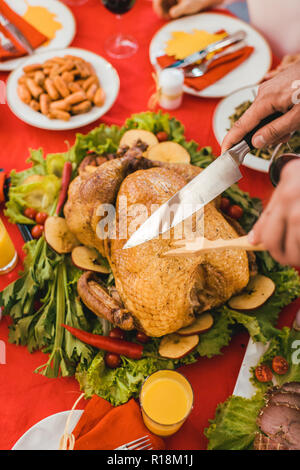 Cropped shot of man cutting dinde de Thanksgiving table Banque D'Images