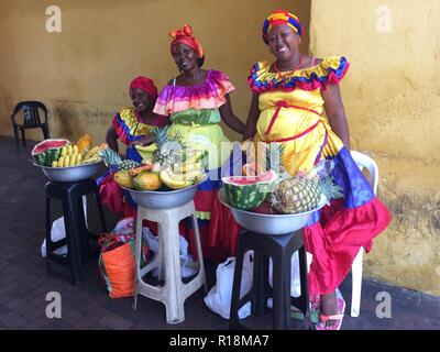 Cartagena, Colombie - mars 2018:Colobian en vêtements traditionnels des femmes vendant des fruits sur street à Carthagène, Colombie Banque D'Images