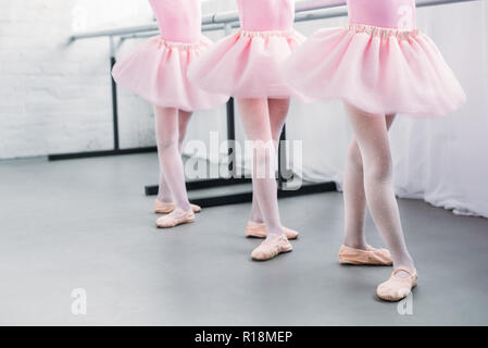 La section basse d'adorables petits enfants en rose tutu jupes et chaussures de ballet dancing in studio Banque D'Images