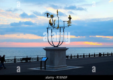 Socle de l'artiste sur Hove promenade du front de mer, à Brighton, Royaume-Uni, avec une délicate sculpture constellation métal sur elle derrière la promenade est nd la mer du su Banque D'Images