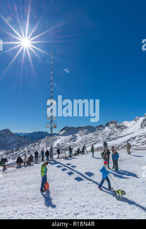 Zugspitze, Zugspitzeplat, plus haut sommet, Garmisch-Partenkirchen, Wetterstein Gebirge ou du Wetterstein, dans les Alpes, Bavaria, Germany, Europe Banque D'Images