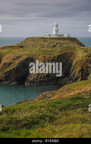 Marcher autour de Carreg Onnen Bay sur la côte du Pembrokeshire au Pays de Galles Banque D'Images