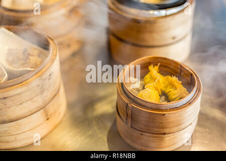 Boulette en streaming chinois dans panier de bambou Banque D'Images