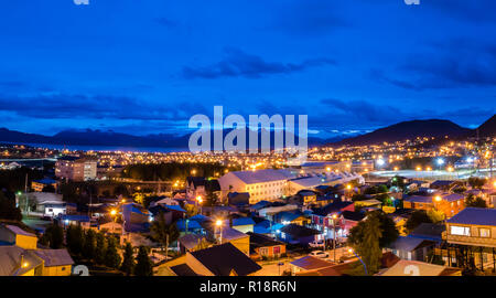 Vue panoramique vue de nuit sur le sud du centre-ville d'Ushuaia et le Canal de Beagle, Terra del Fuego, Patagonie, Argentine Banque D'Images