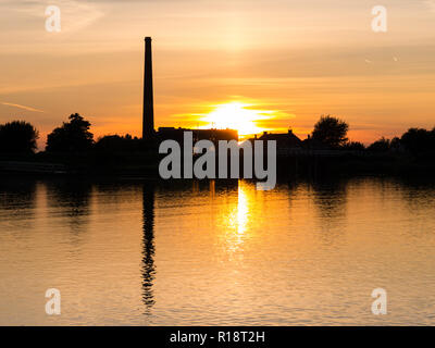 Silhouette au bord de l'eau de la station de pompage à vapeur avec museum au coucher du soleil, Medemblik, Noord-Holland, Banque D'Images