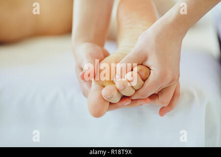 Massage des pieds pour l'homme dans un salon de massage. Banque D'Images