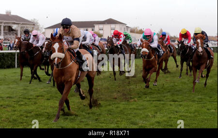 L'actif de l'entreprise montée par Kevin Stott remporte le British Sportsbook Marathonbet EBF Gillies Pouliches' course pendant la journée Handicap Novembre Marathonbet à l'Hippodrome de Doncaster. Banque D'Images