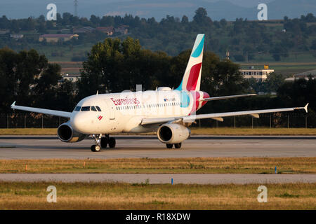 Stuttgart, Allemagne - Été 2018 : un avion à l'aéroport de Stuttgart Banque D'Images