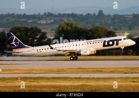 Stuttgart, Allemagne - Été 2018 : un avion à l'aéroport de Stuttgart Banque D'Images