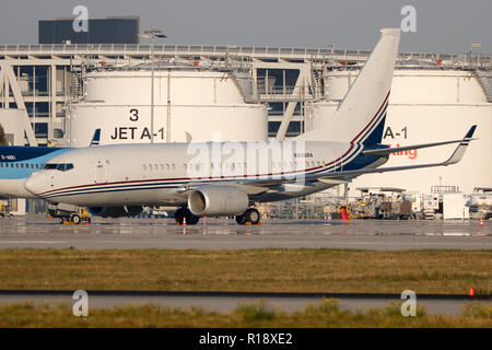 Stuttgart, Allemagne - Été 2018 : un avion à l'aéroport de Stuttgart Banque D'Images