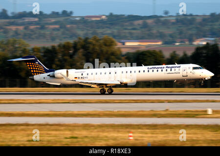 Stuttgart, Allemagne - Été 2018 : un avion à l'aéroport de Stuttgart Banque D'Images