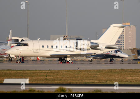 Stuttgart, Allemagne - Été 2018 : un avion à l'aéroport de Stuttgart Banque D'Images