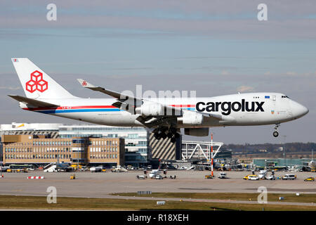 Stuttgart, Allemagne - Automne 2018 : un avion à l'aéroport de Stuttgart Banque D'Images