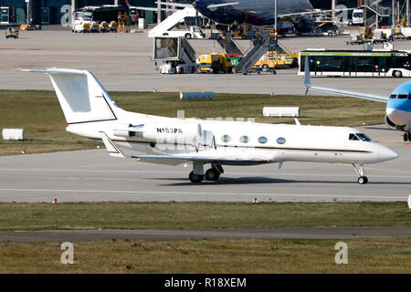 Stuttgart, Allemagne - Automne 2018 : un avion à l'aéroport de Stuttgart Banque D'Images