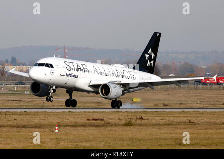 Stuttgart, Allemagne - Automne 2018 : un avion à l'aéroport de Stuttgart Banque D'Images