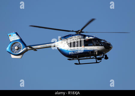 Stuttgart, Allemagne - Été 2018 : un avion à l'aéroport de Stuttgart Banque D'Images
