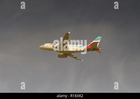 Stuttgart, Allemagne - Automne 2018 : un avion à l'aéroport de Stuttgart Banque D'Images