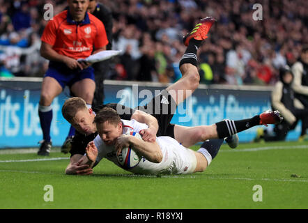 Chris Ashton l'Angleterre marque son premier essai de côté au cours de la 183 match international au stade de Twickenham, Londres. Banque D'Images