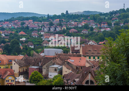 SIGHISOARA, ROUMANIE - 1 août 2018 : vue générale de la ville de Sighisoara et les paysages alentours Banque D'Images