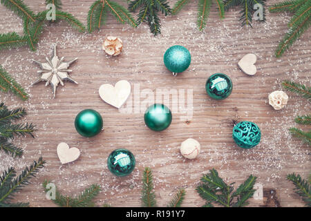 Sapin de Noël des cadres verts un vieux fond de bois véritable. Boules de Noël dans la couleur turquoise et coeurs en bois sont disséminés et photograp Banque D'Images