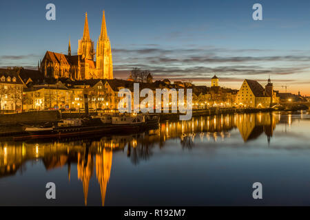 Soir vue sur le pont de pierre, Église Saint Pierre et de la vieille ville de Ratisbonne Banque D'Images