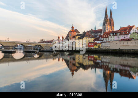 Vue sur le pont de pierre, l'église Saint Pierre et de la vieille ville de Ratisbonne Banque D'Images