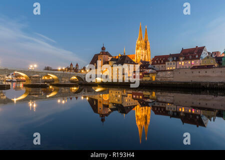 Soir vue sur le pont de pierre, Église Saint Pierre et de la vieille ville de Ratisbonne Banque D'Images