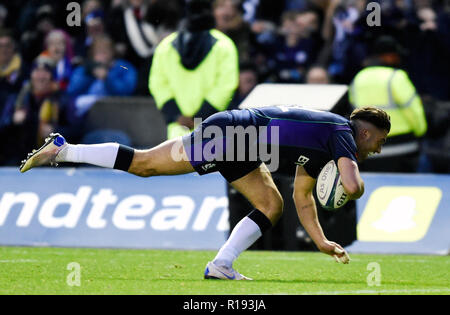 Adam Hastings de l'Ecosse et les scores 7e final essayer pendant l'automne match international au stade de Murrayfield, Edinburgh BT. Banque D'Images