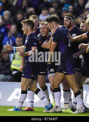 Adam Hastings d'Écosse est félicité par Stuart Hogg et coéquipiers après avoir marqué le 8e et dernier essayer pendant l'automne match international au stade de Murrayfield, Edinburgh BT. Banque D'Images