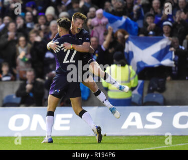 Adam Hastings d'Écosse est félicité par George Horne après avoir marqué l'Ecosse 8ème et dernière essayer pendant l'automne match international au stade de Murrayfield, Edinburgh BT. Banque D'Images