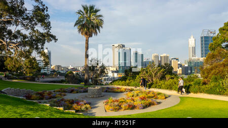 Wishing Well rotatif situé dans un jardin de fleurs sauvages du parc Kings Perth Western Australia Banque D'Images