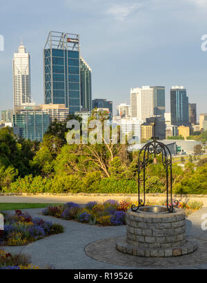 Wishing Well rotatif situé dans un jardin de fleurs sauvages du parc Kings Perth Western Australia Banque D'Images