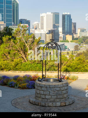 Wishing Well rotatif situé dans un jardin de fleurs sauvages du parc Kings Perth Western Australia Banque D'Images