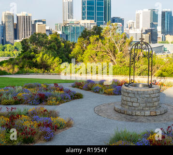 Wishing Well rotatif situé dans un jardin de fleurs sauvages du parc Kings Perth Western Australia Banque D'Images