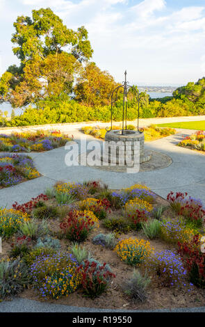 Wishing Well rotatif situé dans un jardin de fleurs sauvages du parc Kings Perth Western Australia Banque D'Images