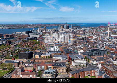 Vue sur le centre-ville de Liverpool à l'horizon en direction de la rivière Mersey, Wirral, et Crosby dans la distance Banque D'Images