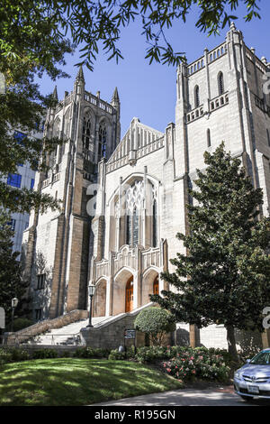 CHARLOTTE, NC, USA-10/30/18 : réalisé en 1928, la première église méthodiste se dresse sur Tryon St. Banque D'Images