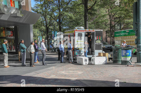 CHARLOTTE, NC, USA-10/30/18 : Les clients attendent en ligne à un panier alimentaire sur Tryon St. Banque D'Images