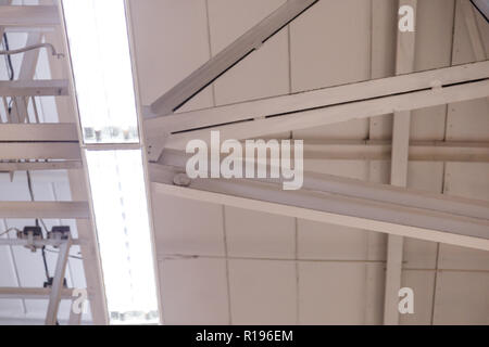 Lampes pour l'éclairage d'un bâtiment industriel. Banque D'Images