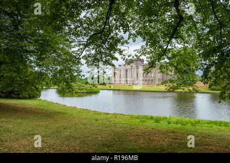 Hall de Lyme et son étang. C'est une ancienne demeure historique de l'anglais à l'intérieur de Lyme Park dans le Cheshire, en Angleterre. Banque D'Images