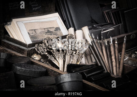 Une carte postale en noir et blanc de Vienne, des ouvre-lettres, certains avec des stylos plumes, trousses et autres divers objets vintages Banque D'Images