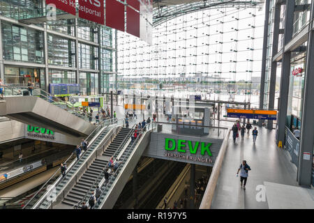 BERLIN, ALLEMAGNE - 13 juillet 2018 : les gens se déplacent non reconnu sur l'escalator à l'intérieur de la Gare Centrale ou Gare Centrale. Station est ouverte en M Banque D'Images