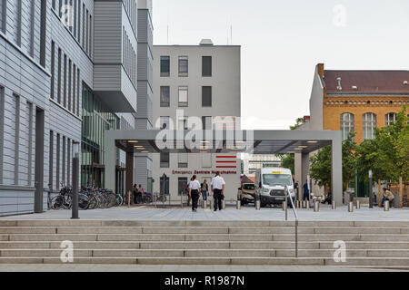 BERLIN, ALLEMAGNE - 13 juillet 2018 : l'hôpital de la Charité d'urgence de l'immeuble principal de l'entrée. C'est la plus grande clinique de l'université et l'un d'Allemagne les plus Banque D'Images