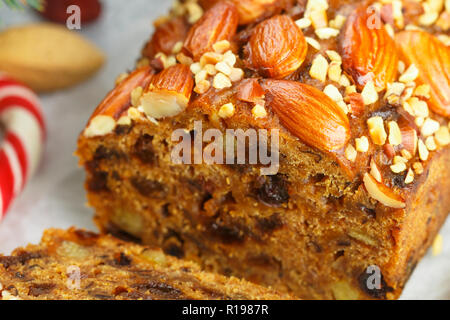 Gâteau aux fruits. Gâteau de Noël traditionnel avec amandes, canneberges séchées, cannelle, cardamome, anis, girofle. Nouvelle année. Selective focus Banque D'Images