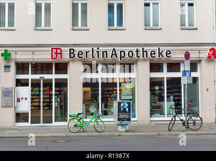 BERLIN, ALLEMAGNE - 13 juillet 2018 : Berlin Apotheke chaîne de pharmacie façade dans quartier central de Mitte. Berlin est la capitale et la plus grande ville d'Allemagne par Banque D'Images
