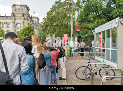 BERLIN, ALLEMAGNE - 13 juillet 2018 : à pavilion d'enregistrement de Reichstag dome Bundestag ou visites. Berlin est la capitale et Banque D'Images