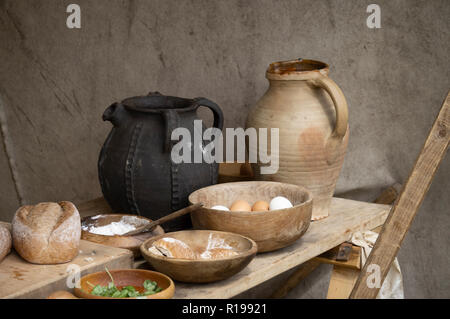 Encore une vie de deux cruches anglo-saxon sur la table avec du pain et des bols en bois de nourriture. Banque D'Images