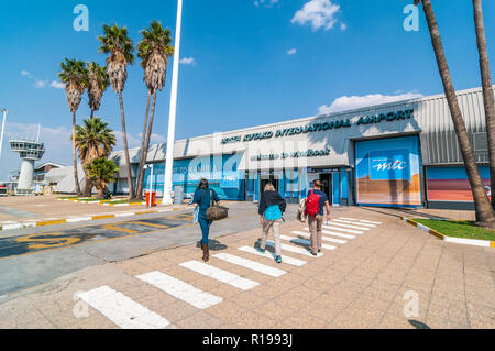 Les touristes arrivant à l'entrée de l'atterrissage, l'aéroport de Windhoek, l'aéroport international Hosea Kutako, Namibie Banque D'Images